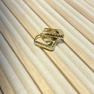 Gold Rengi Çizgi Detaylı Kare Küpe