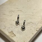 Gümüş Rengi Kalp Detaylı Küpe